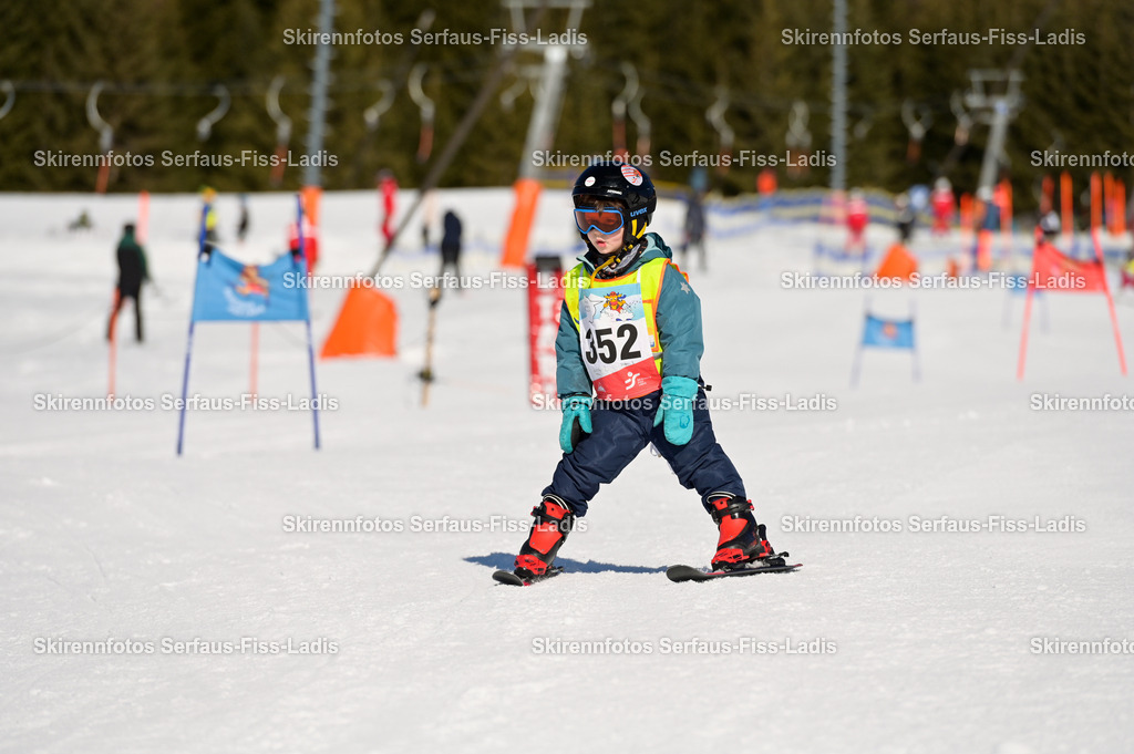 SRF_27.02.2026_147 | Skirennfotos,Serfaus,Fiss,Ladis,Kinderskirennen,Winter,Tirol,Oberland,skirace,SFL,feelfree,weil wir's genießen,ski,Ski,skifahren,Sonnenplateau, - Realisiert mit Pictrs.com