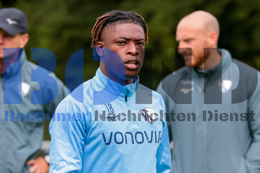 1. Fussball Bundesliga:  Trainingsauftakt VfL Bochum 1848 {date} -  | {headline}(Foto: Sebastian Sendlak / BOND)DFL regulations prohibit any use of photographs as image sequences and/or quasi-videos. - Realisiert mit Pictrs.com