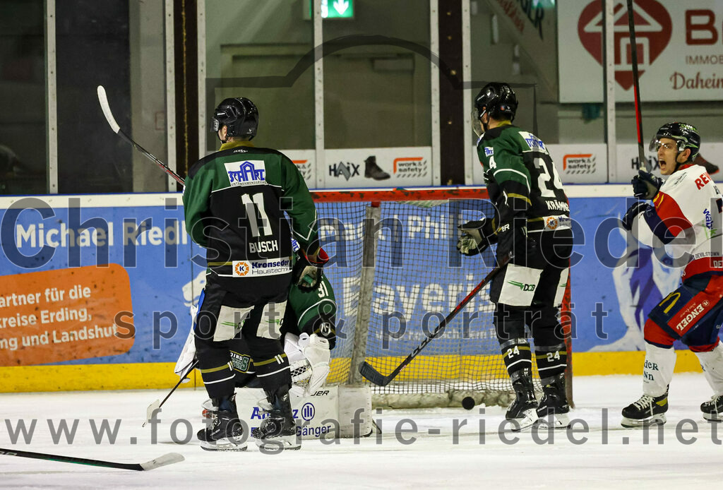 2023-02-19_078_TSV_Erding_gegen_VfE_Ulm-Neu-Ulm | Erding, Deutschland, 19.02.2023:
Eishockey, Bayernliga Meisterrunde Gruppe B 2022 / 2023, 5. Spieltag, TSV Erding gegen VfE Ulm/Neu-Ulm, Endergebnis: 

Sebastian Busch (Erding Gladiators, #11), Torwart Christoph Schedlbauer (Erding Gladiators, #31), Lukas Krämmer (Erding Gladiators, #24)

Foto: Christian Riedel / fotografie-riedel.net