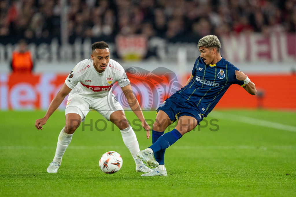 VfB Stuttgart vs. FC Porto, Fussball, Europa League, Achtelfinale, Hinspiel, 12.03.2026 | William Gomes (FC Porto, #07) am Ball gegen Jamie Leweling (VfB Stuttgart, #18),VfB Stuttgart vs. FC Porto, Fussball, Europa League, Achtelfinale, Hinspiel, 12.03.2026Foto: photosbyphips/Philip Ziegler