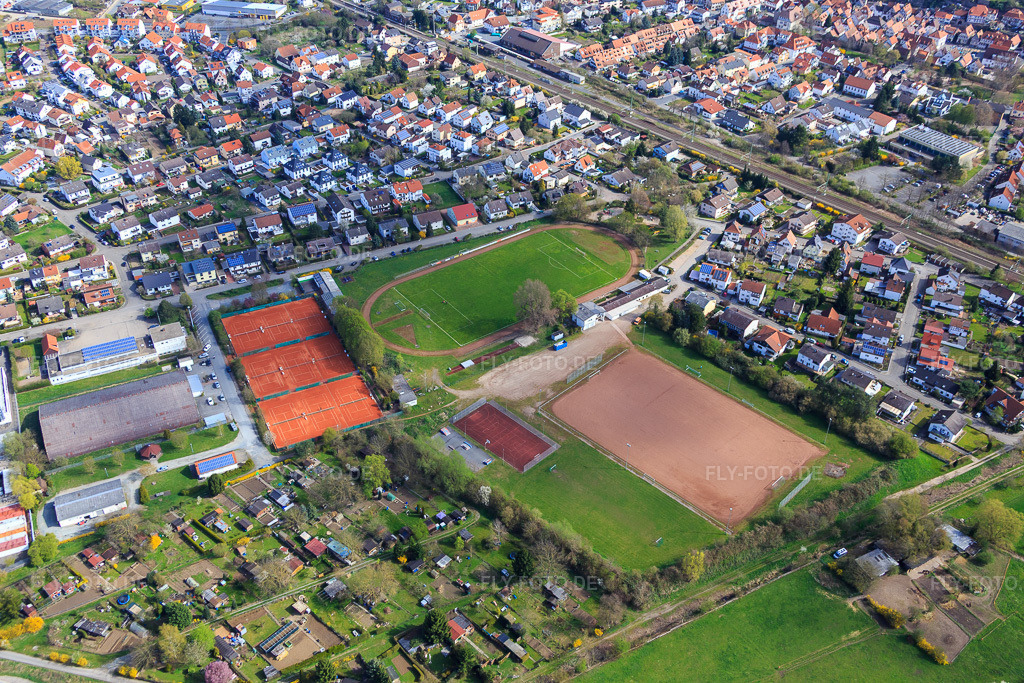 Luftbild: Sportplätze in Zwingenberg im Bundesland Hessen in Deutschland. Foto: IMG_077118.jpg vom 12.04.2015 durch Werner Riehm/FLY-FOTO.de