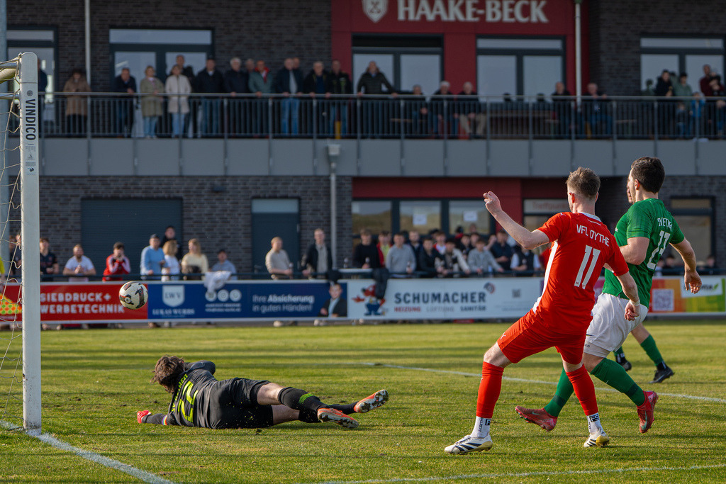 Fußball I Herren I Saison 2025-2026 I Bezirksliga Weser-Ems 4 I 22. Spieltag I Vfl Oythe  - SV Bethen I 7098 | jns.sportfotos - Realisiert mit Pictrs.com
