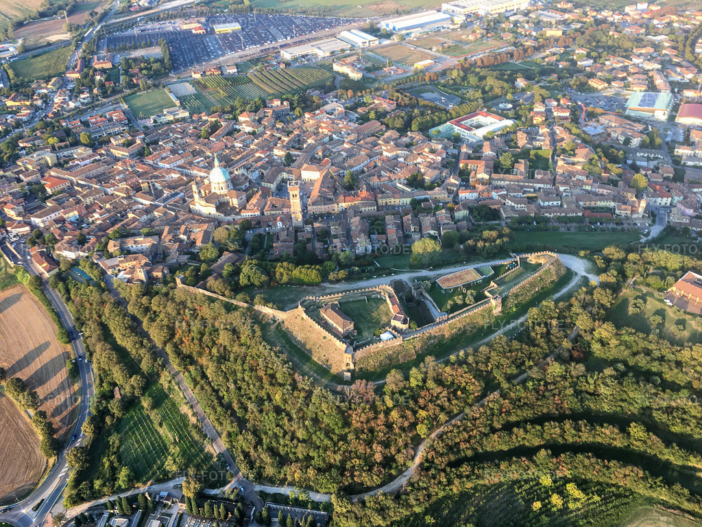 Luftbild: Rocca di Lonato in Lonato del Garda im Bundesland Brescia in Italien. Foto: IMG-135018.jpg vom 23.09.2022 durch Werner Riehm/FLY-FOTO.deFondazione Ugo Da Como