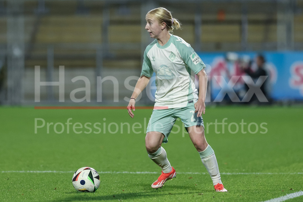 Fussball, Google Pixel Frauen-Bundesliga, TSG 1899 Hoffenheim - SV Werder Bremen | v.li.: Caroline Siems (SV Werder Bremen, 21) am Ball, Freisteller, Einzelbild, Ganzkörper, Aktion, Action, Spielszene, DIE DFB-RICHTLINIEN UNTERSAGEN JEGLICHE NUTZUNG VON FOTOS ALS SEQUENZBILDER UND/ODER VIDEOÄHNLICHE FOTOSTRECKEN. DFB REGULATIONS PROHIBIT ANY USE OF PHOTOGRAPHS AS IMAGE SEQUENCES AND/OR QUASI-VIDEO.