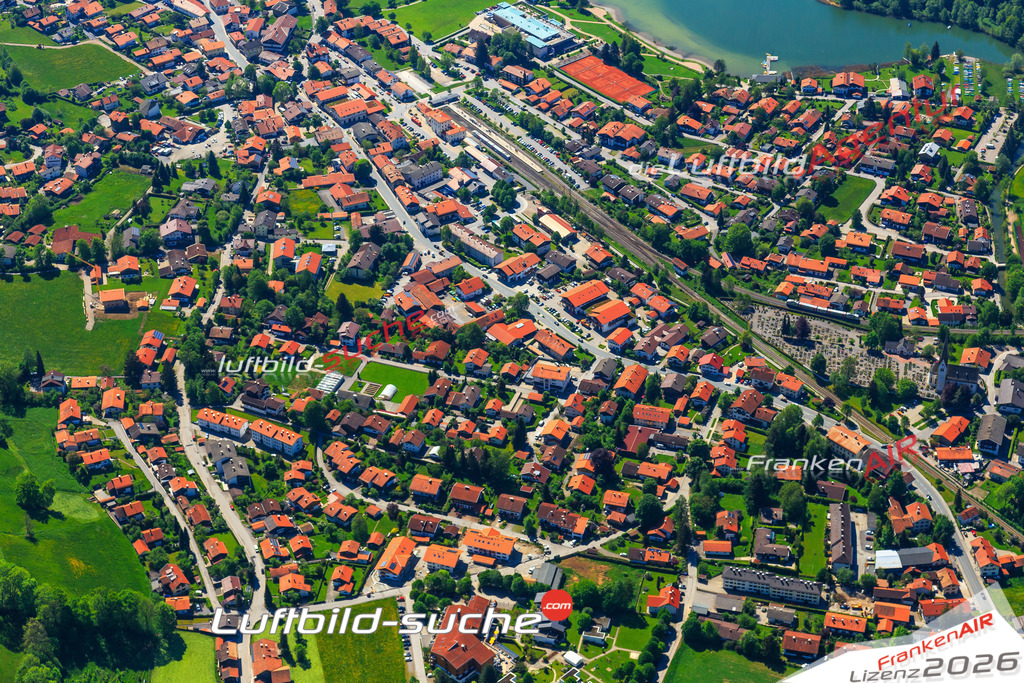 Die Luftaufnahme der Stadt Schliersee wurde vom UL-Flugzeug heraus erstellt ( keine Drohne )- hohe Auflösung für beste Qualität