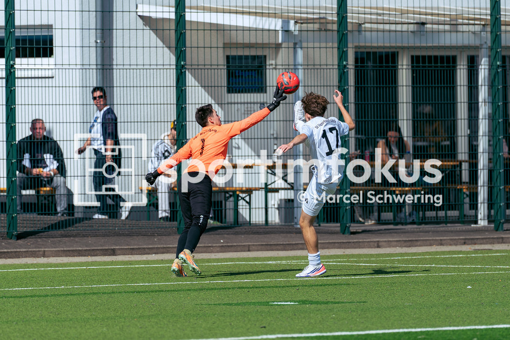 SV Jägerhaus-Linde – TSV Beyenburg | Jona Alessandro Giangreco (1, TSV Beyenburg) pariert gegen Sean Luca Schmidtke (17, SV Jägerhaus-Linde). Kreisliga A: SV Jägerhaus-Linde gegen TSV Beyenburg, Wuppertal, 27.09.2026. Endstand: 1:2 (0:1). sportimfokus / Marcel Schwering - Realisiert mit Pictrs.com