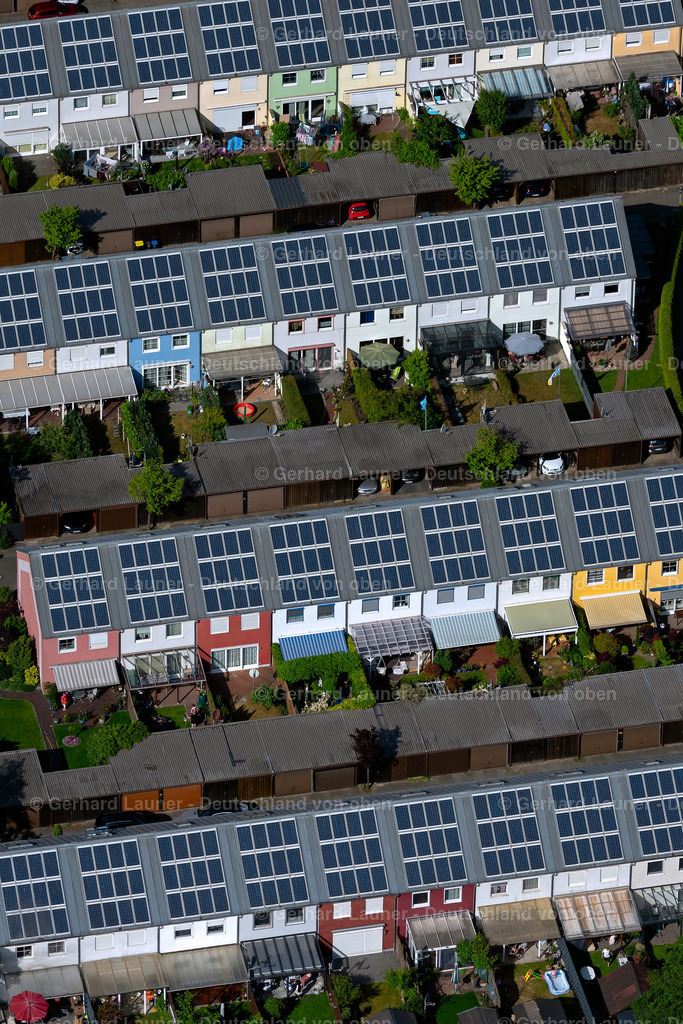 4030124 | BREMEN 01.06.2020 Solarpanele einer PV Photovoltaik- Anlage auf dem Dach eines Wohngebietes einer Reihenhaus- Siedlung an der an der Ernst-Waldau-Straße im Ortsteil Ohlenhof in Bremen, Deutschland. // Solar panels of a PV photovoltaic system on the roof of a residential area of a??a??a row house settlement on Ernst-Waldau-Strasse in the district Ohlenhof in Bremen, Germany. Foto: Gerhard Launer