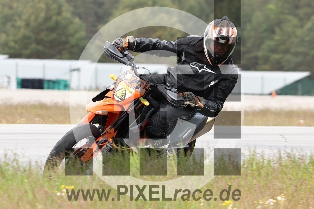 0805-20240511_04037 | Schöne Erinnerungen an spannende Momente - das festzuhalten ist unser Job. PIXELrace.de ist seit 2003 auf den Rennstrecken Europas unterwegs um die Action draußen beim Fahren und die wunderbare Stimmung imm Fahrerlager für euch einzufangen.