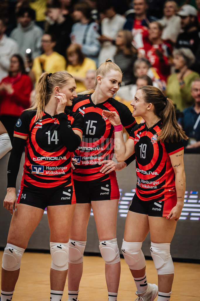 Volleyball | Frauen | Saison 2025/2026 | Volleyball Bundesliga | SSC Palmberg Schwerin vs. ETV Hamburger Volksbank Volleys | 18.10.2025 | v.l. Fiona Dittmann (#14, ETV Hamburger Volksbank Volleys), Alexa Sophie Thaden (#15, ETV Hamburger Volksbank Volleys) und Sarah Stiriz (#19, ETV Hamburger Volksbank Volleys)