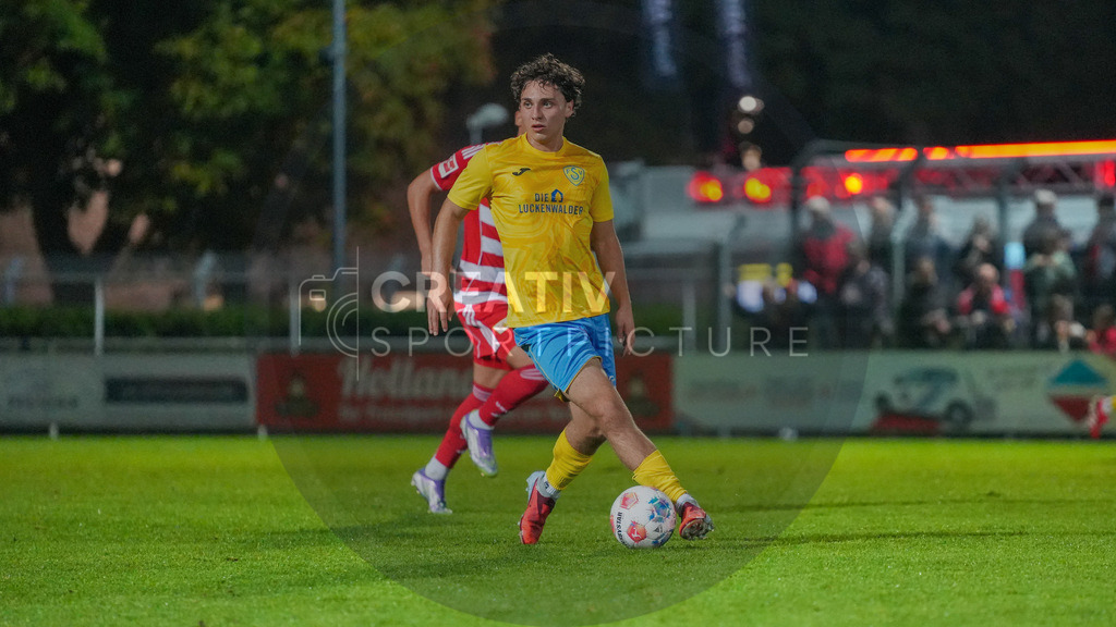 Fußball, Herren, Saison 2025/2026, Testspiel, Freundschaftsspiel, FSV 63 Luckenwalde vs. 1.FC Union Berlin, Mittwoch 08.10.2025, Werner-Seelenbinder-Stadion Luckenwalde, | Fußball, Herren, Saison 2025/2026, Testspiel, Freundschaftsspiel, FSV 63 Luckenwalde vs. 1.FC Union Berlin, Mittwoch 08.10.2025, Werner-Seelenbinder-Stadion Luckenwalde, Im Bild: Max Hathaway (Luckenwalde) - Realisiert mit Pictrs.com