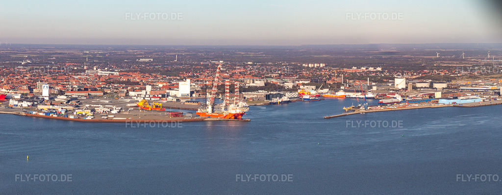 Luftbild: Hafen in Esbjerg im Bundesland Syddanmark in Dänemark. – Foto: IMG_118730-Pano-2.jpg vom 21.09.2019 durch Werner Riehm/FLY-FOTO.de – Auflösung des Originals: 8611 x 3344 px