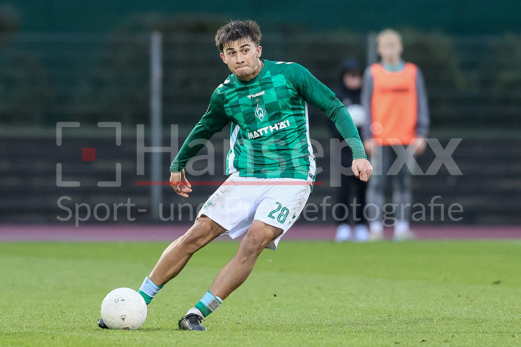 Fussball, Regionalliga Nord, SV Werder Bremen II - BSV Kickers Emden | v.li.: Ethan Kohler (SV Werder Bremen II, 28) am Ball, Freisteller, Einzelbild, Ganzkörper, Aktion, Action, Spielszene