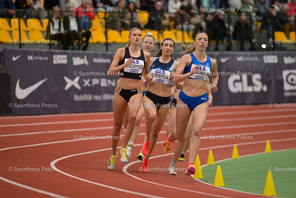 DM Halle 2026_Samstag-45 | 28.02.2026, xkaix, Leichtathletik Deutsche Meisterschaften Halle 2026,  v.l. Alica Schmidt (SCC Berlin), Lara Tortell (Athletics Team Karben), Phyllis Mainka (TSV SCHOTT Mainz) - Realisiert mit Pictrs.com