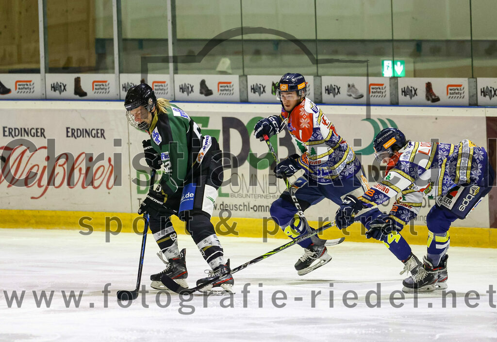 2022-12-09_025_TSV_Erding_gegen_EHC_Waldkraiburg | Erding, Deutschland, 09.12.2022:
Eishockey, Bayernliga 2022 / 2023, 19. Spieltag, TSV Erding gegen EHC Waldkraiburg, Endergebnis: 9:2

Michael Franz (Erding Gladiators, #62), Leon Decker (EHC Waldkraiburg, #34), Philipp Lode (EHC Waldkraiburg, #6)

Foto: Christian Riedel / fotografie-riedel.net