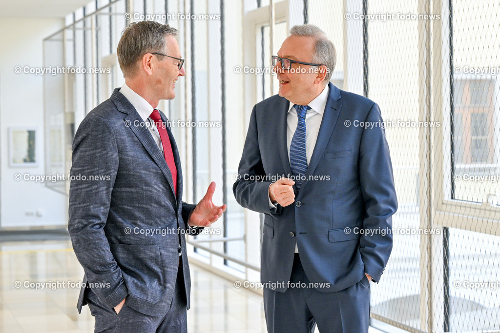 Pressegespräch Internorm International GmbH 2023_ 07.03.2023-8 | 07.03.2023, Presseclub Linz, AUT, Pressekonferenz Internorm International GmbH, Geschäftsverlauf 2022, Ausblick Geschäftsjahr 2023, Investitionsprogramm 2023, im Bild Johann Brandstetter (Geschaeftsfuehrer Marketing & Vertrieb der Internorm International GmbH), Christian Klinger (Miteigentuemer und Unternehmenssprecher Internorm International GmbH)