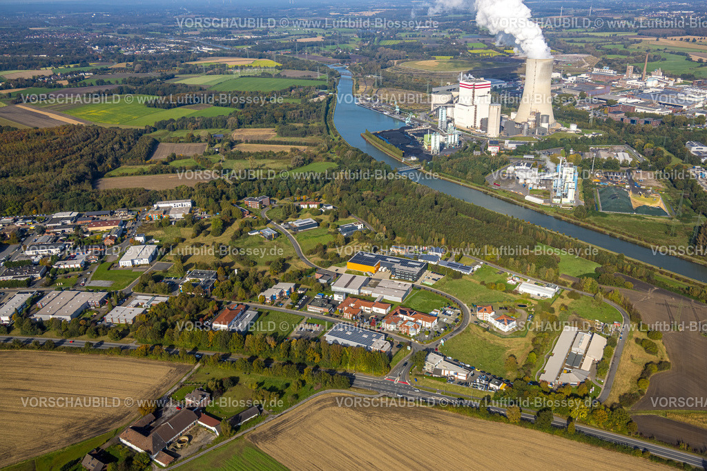 Luenen241012432 | Luftbild, Trianel Kohlekraftwerk Lünen, Remondis Werksgelände, Kühlturm Lünen Stummhafen mit Dampfwolke, Datteln-Hamm-Kanal, unten Gewerbegebiet Zum Pier, Lippholthausen, Lünen, Ruhrgebiet, Nordrhein-Westfalen, Deutschland