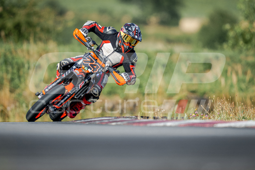 SuperMoto_Staatsmeisterschaft_Fuglau-69 | GRIPcapture steht für authentische Sportfotografie in Österreich – für Momente, die mehr sind als Geschwindigkeit oder Ergebnis. Es geht um Emotion, Spannung, Fokus und den Augenblick, der oft nur einen Wimpernschlag dauert.Ob Motorsport, Teamsport oder 