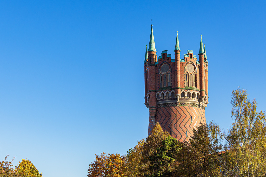 Blick auf den Wasserturm in der Hansestadt Rostock im Herbst | Blick auf den Wasserturm in der Hansestadt Rostock im Herbst.