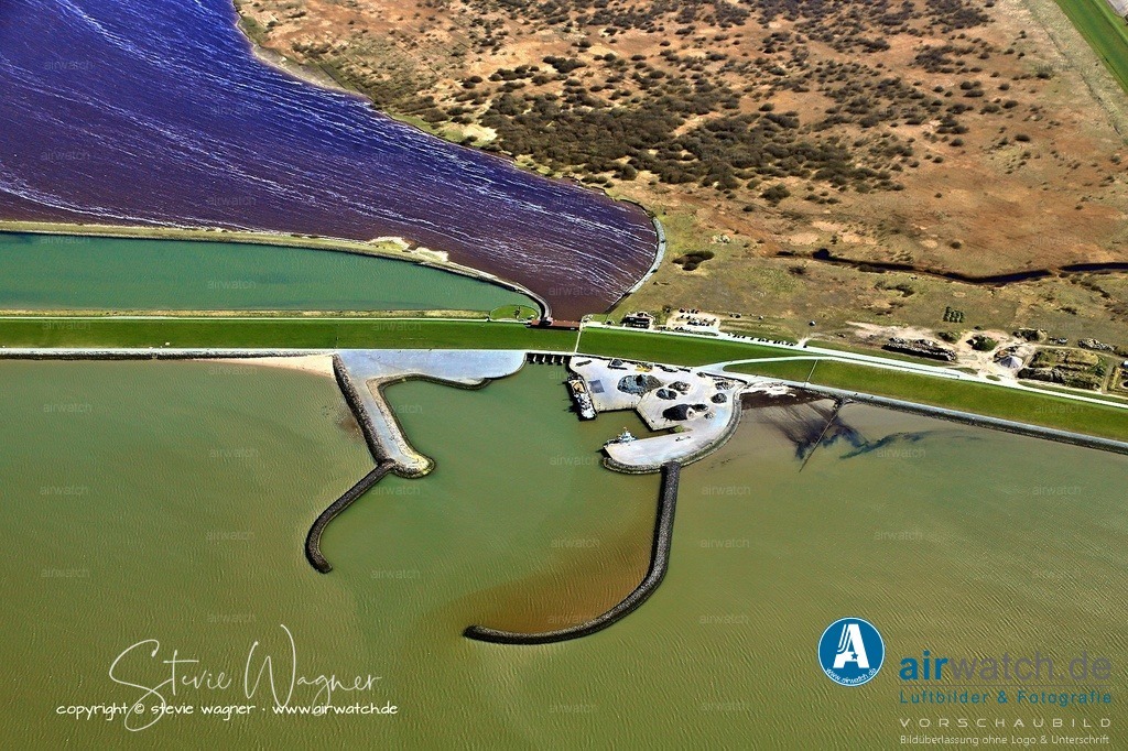 Luftbilder Nordstrand & Beltringharder Koog | Das Holmer Siel liegt am Holmer Deich und ist heute auch ein landschaftlich reizvoller Ort, der für Spaziergänge, Fotografie und Naturbeobachtungen genutzt wird. Es verbindet technische Geschichte mit landschaftlicher Schönheit an der Nordseeküste.