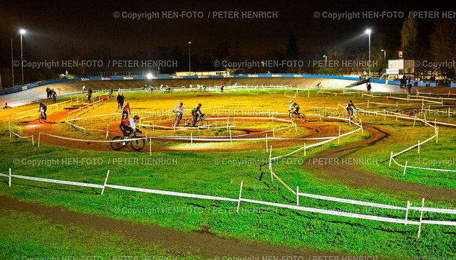 20221207-1359-trainingsweltmeisterschaft-cross-HENFOTO | 07.12.2022 Radsport Radrennbahn Velodrom VC Darmstadt Übersichtsaufnahme Cross-Trainings-Weltmeisterschaft 9. Lauf - Sieger ist wer nach 40 Minuten Dauer die längste Strecke die meisten Runden zurückgelegt hat (HEN-FOTO) - Realisiert mit Pictrs.com
