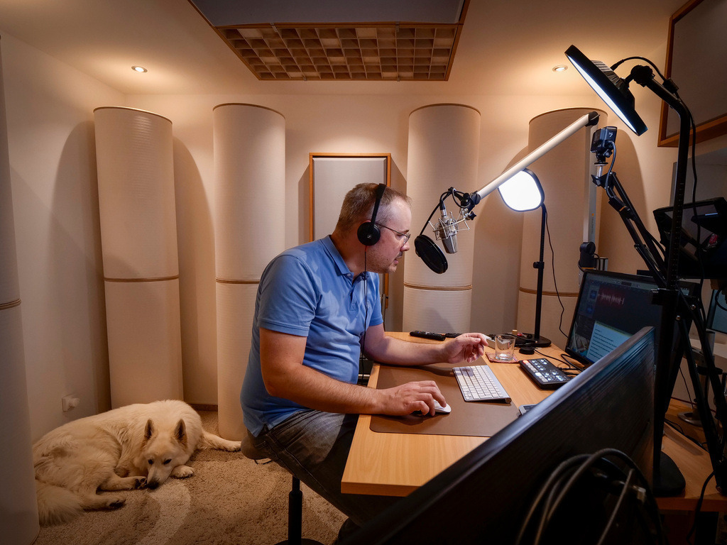 Sidow | Leonberg Höfingen - Werbesprecher Helge Sidow. Er hat in seinem Haus ein großes Aufnahmestudio, von dem aus er meistens arbeitet. Es gibt auch Bonfire, einen weißen Schäferhund, der stets bei ihm ist. - Realisiert mit Pictrs.com