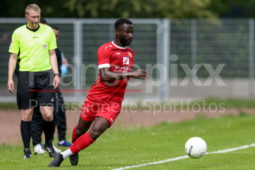 Fussball, Relegation Regionalliga Nord, SV Hemelingen - FSV Schöningen | Shamsu Mansaray (FSV Schöningen, 21) am Ball, Einzelbild, Ganzkörper, Aktion, Action, Spielszene