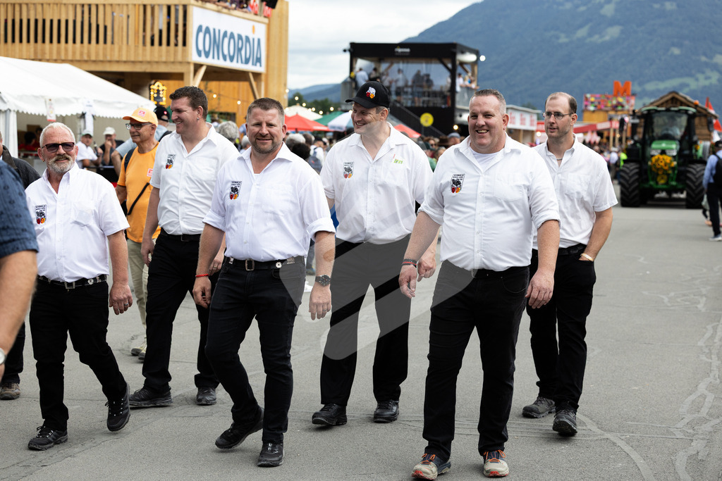 ESAF2025_Freitag_4107 | Die Schwinger des Schwyzer Kantonalen Schwingerverbandes: Fotos, die Dynamik und Leidenschaft festhalten, sowie emotionale Momente aus dem traditionellen Schwingsport zeigen. - Realisiert mit Pictrs.com