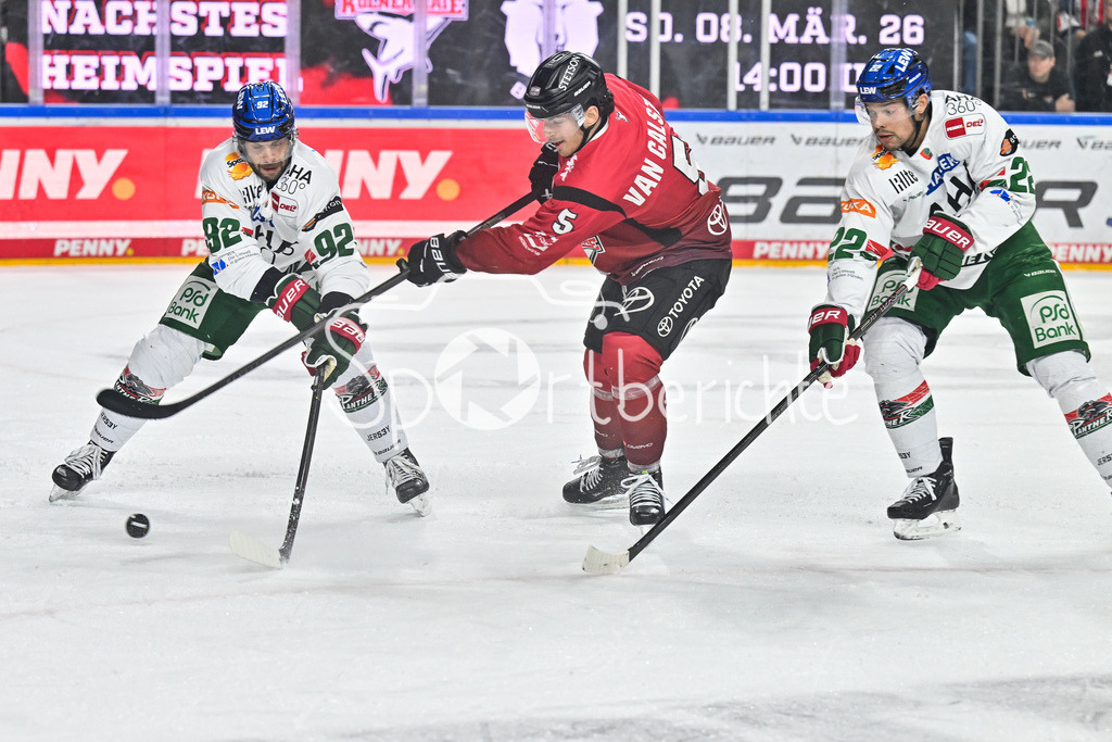 Kölner Haie - Augsburger Panther | KÖLN, DEUTSCHLAND - 04. MÄRZ: v. l. Joseph CRAMAROSSA (Augsburger Panther 92), Robin VAN CALSTER (Kölner Haie 5) und Madison BOWEY (Augsburger Panther 22) während dem Match zwischen den Kölner Haien und den Augsburger Panthern am 48. Spieltag der Penny DEL in der Lanxess Arena