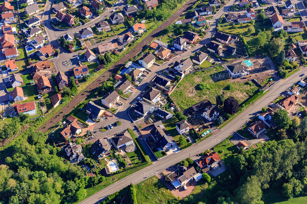 Vue aérienne: Rue de la Haute Vienne sur la voie ferrée à Seltz dans le département Bas Rhin, France – .Photo: IMG_115020.jpg prise le 01/06/2019 par Werner Riehm/FLY-FOTO.eu – Résolution de l'original: 5472 x 3648 px