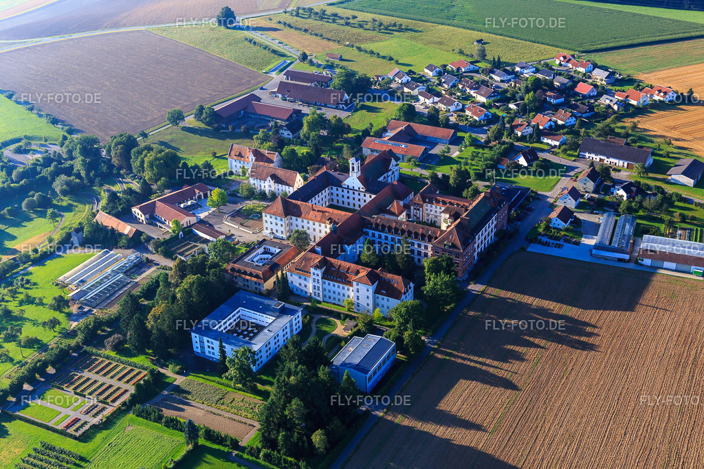 Kloster und Klosterkirche Sießen mit Gemüse Garten, Café im Klosterhof und Pfarrkirche St. Markus http://www.klostersiessen.de/ | Luftbild: Kloster und Klosterkirche Sießen mit Gemüse Garten, Café im Klosterhof und Pfarrkirche St. Markus http://www.klostersiessen.de/ im Ortsteil Sießen in Bad Saulgau im Bundesland Baden-Württemberg in Deutschland. Foto: IMG_094108.jpg vom 27.08.2016 durch Werner Riehm/FLY-FOTO.de - Realisiert mit Pictrs.com