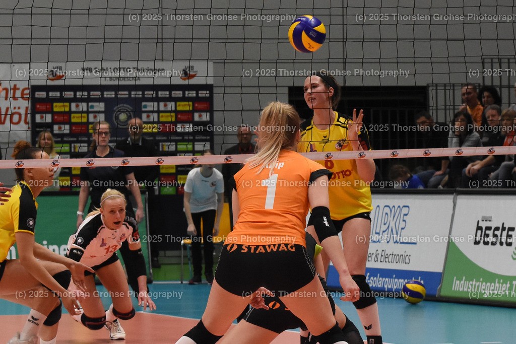 VBL VFB SUHL vs. LADIES IN BLACK AACHEN | Aachen in SCHWARZ gegen Suhl in GELB; VBL VFB SUHL vs. LADIES IN BLACK AACHEN, Volleyball-Bundesliga Frauen am 03.02.2018 in der Multihalle in Meiningen, (Deutschland) - Realisiert mit Pictrs.com