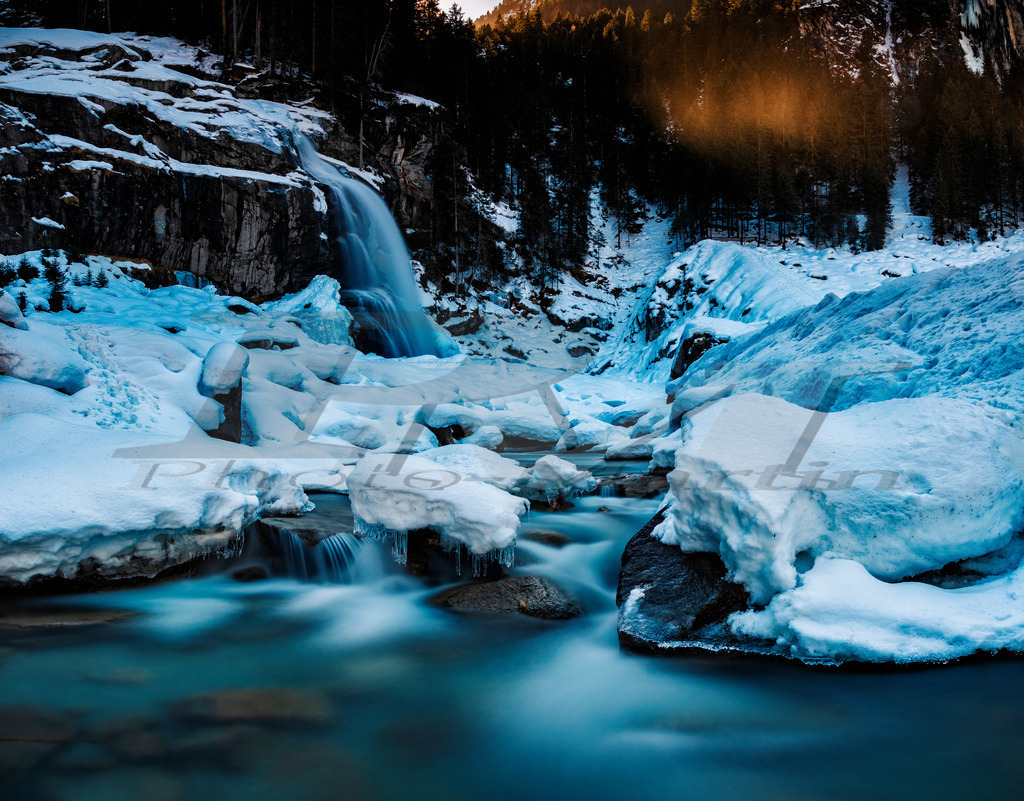 Die Krimmler Wasserfälle im Schnee | Die Krimmler Wasserfälle sind mit einer gesamten Fallhöhe von 385 m die höchsten Wasserfälle Österreichs. - Realisiert mit Pictrs.com