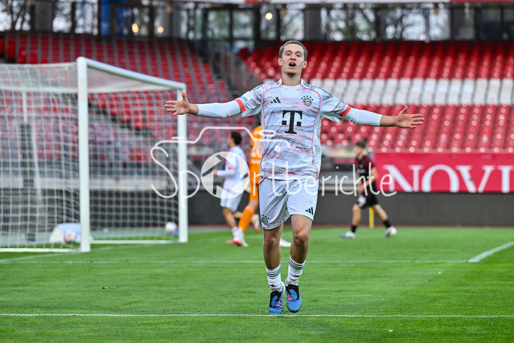 1. FC Nürnberg II - FC Bayern Amateure | NÜRNBERG, GERMANY - 21. APRIL: Jubel der kleinen Bayern nach dem Treffer zum 1-1 Ausgleich durch Yll GASHI (FC Bayern München 20) / Tor / Torschuetze / Freude / Happy während dem Match zwischen dem 1. FC Nürnberg II und den Amateuren des FC Bayern am 30. Spieltag der Regionalliga Bayern im Max-Morlock Stadion