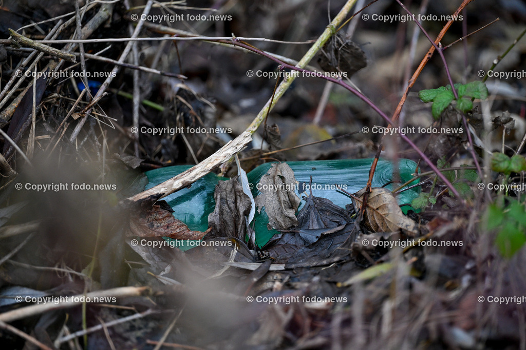 Muell_ Mist_ 11.12.2024-2 | 11.12.2024, Linz, AUT, Muell, Mist, im Bild Unachtsam weggeworfener Muell im Wald, Augebiet, Abfall, Gift, Straeucher, Gebuesch, Weg, Plastik, Plastikmuell, Pfand