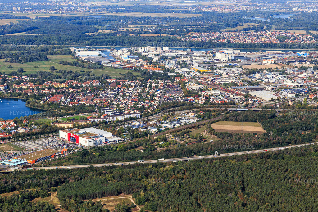 Ortsansicht von Osten jenseits der A6 | Luftbild: Ortsansicht von Osten jenseits der A6 im Ortsteil Rheinau in Mannheim im Bundesland Baden-Württemberg in Deutschland. Foto: IMG_122795.jpg vom 11.09.2020 durch Werner Riehm/FLY-FOTO.de - Realisiert mit Pictrs.com