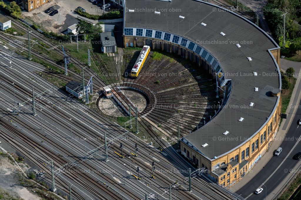 4039764 | LEIPZIG 14.09.2020 Gleisanlagen und Schienenstrecken am Rundschuppen ( auch Lokschuppen, Ringlokschuppen, Lokhalle oder Triebfahrzeughalle ) des Bahn- Betriebswerkes in Leipzig im Bundesland Sachsen, Deutschland. Weiterführende Informationen bei: DB Netz AG,  Deutsche Bahn AG. // Trackage and rail routes on the roundhouse - locomotive hall of the railway operations work in Leipzig in the state Saxony, Germany. Further information at: DB Netz AG,  Deutsche Bahn AG. Foto: Gerhard Launer