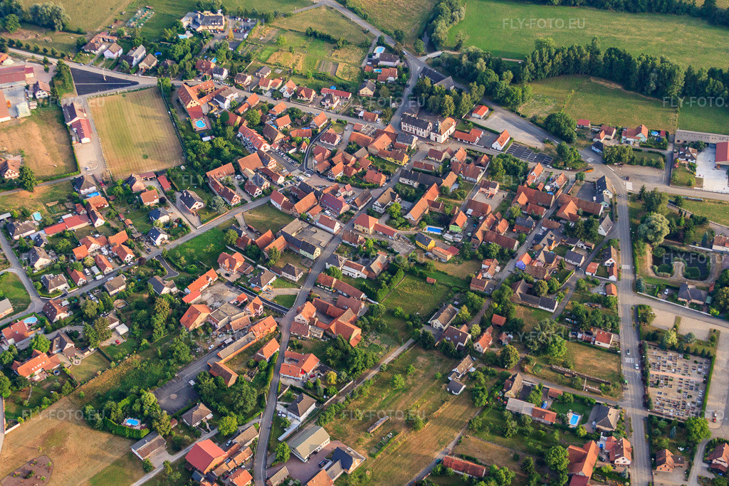 Vue aérienne: Vue de la ville depuis le nord à Forstfeld dans le département Bas Rhin, France – .Photo: IMG_30593.jpg prise le 09/07/2010 par Werner Riehm/FLY-FOTO.eu – Résolution de l'original: 4086 x 2724 px