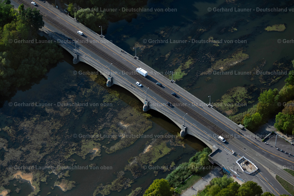 4040297 | LEIPZIG 14.09.2020 Fluß - Brückenbauwerk zur Überquerung "Zeppelinbrücke" an der Jahnallee - B87 im Ortsteil Lindenau in Leipzig im Bundesland Sachsen, Deutschland. // River - bridge construction "Zeppelinbruecke" on Jahnallee - B87 in the district Lindenau in Leipzig in the state Saxony, Germany. Foto: Gerhard Launer