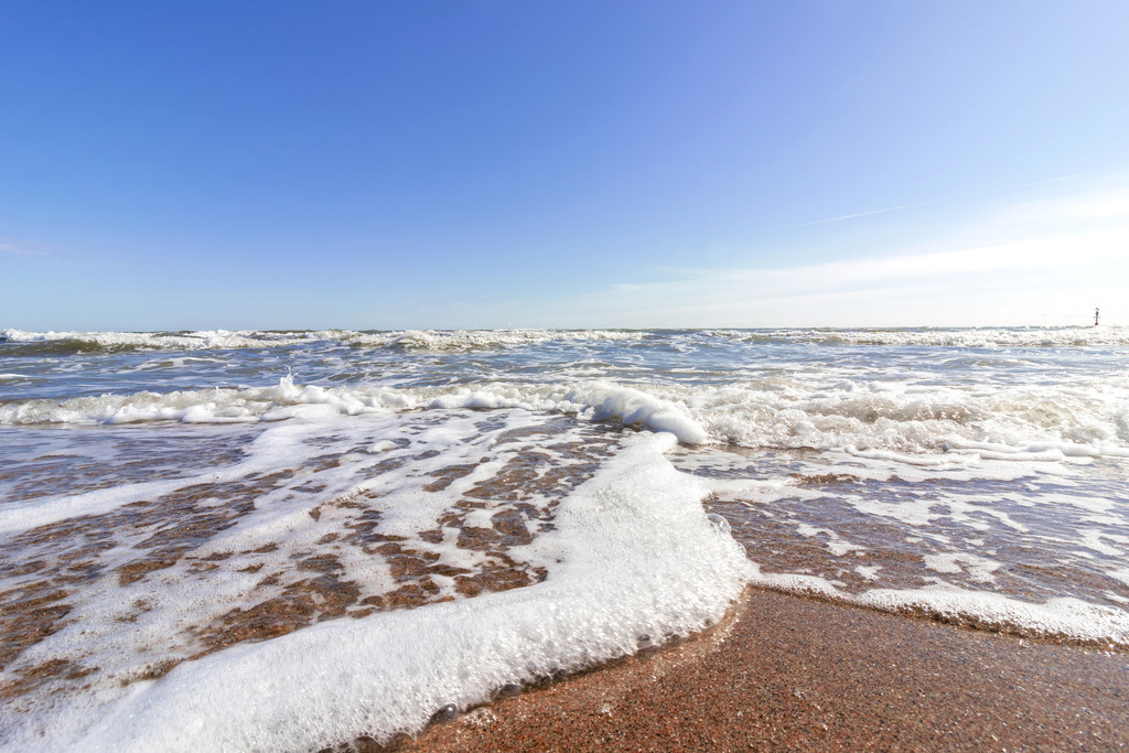 Wandbild: Schäumende Leichtigkeit – Ein stiller Küstenmoment | Sanfte Wellen treffen auf die Küste und hinterlassen feine Schaumspuren – dieses Wandbild zeigt die Ostsee in Damp in ihrer entspannten Bewegung. Die Gischt bildet zarte Strukturen auf dem Wasser und schafft eine ruhige, maritime Atmosphäre. Dieses Motiv vermittelt Gelassenheit und Weite – ideal für eine harmonische Raumgestaltung in medizinischen Einrichtungen. - Realisiert mit Pictrs.com