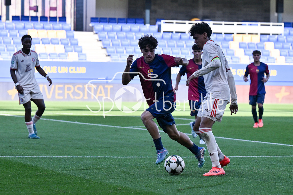 FC Barcelona U19 - FC Bayern München U19 | im Duell Jan VIRGILI (FC Barcelona U19 #7) und Adam AZNOU (FCB #3) / Zweikampf / UEFA Youth League: FC Barcelona U19 - FC Bayern München U19, Estadi Johan Cruyff am am 23.10.2024