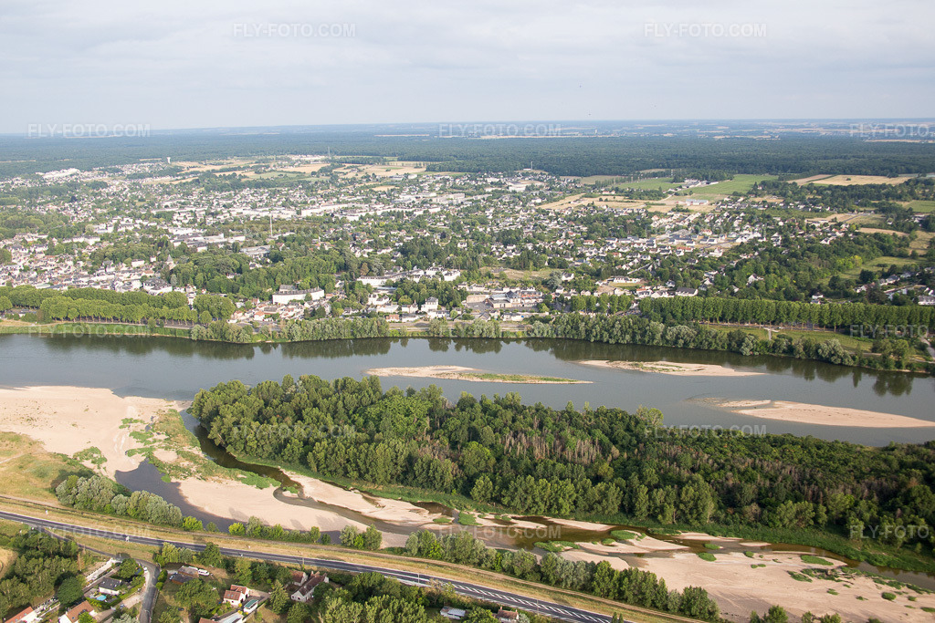 Aerial view: View of the town in Amboise in the state Indre et Loire, France.Photo: IMG_082333.jpg taken on 06/20/2015 by Werner Riehm/FLY-FOTO.comResolution of the original: 5472 x 3648 px