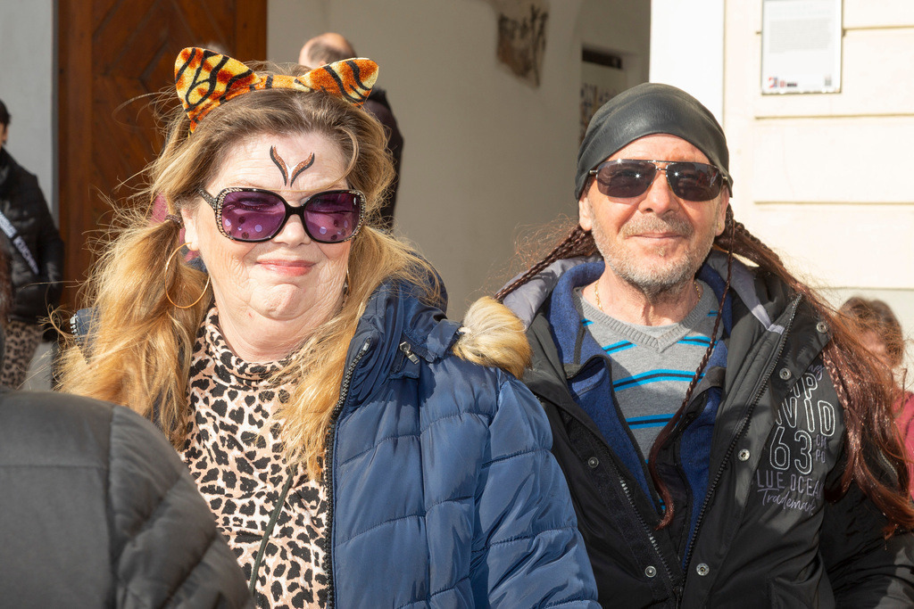 Umzug2025-021_9689 | Fotostrecke: FASCHINGSUMZUG 2025 in Loosdorf. 22 Masken(gruppen)-Teilnehmer: Loosdorfer Vereine, Wirtschaftstreibende, Gemeindeabordnungen sowie Kreditinstitute. rund 700 Besucher entlang der Hauptstrasse. Veranstaltungs-Sicherung durch Mannschaft der FF-Loosdorf mit schwerem Gerät. Maskenprämierung am EKZ-Platz durch Bgm. Thomas Vasku in den Kategorien: Bester Festwagen (Fa. gkonzept-Groissenberger; Beste Personengruppe-ASK-Loosdorf; Beste Einzelperson; Weiteste Anreise-FF Schollach;