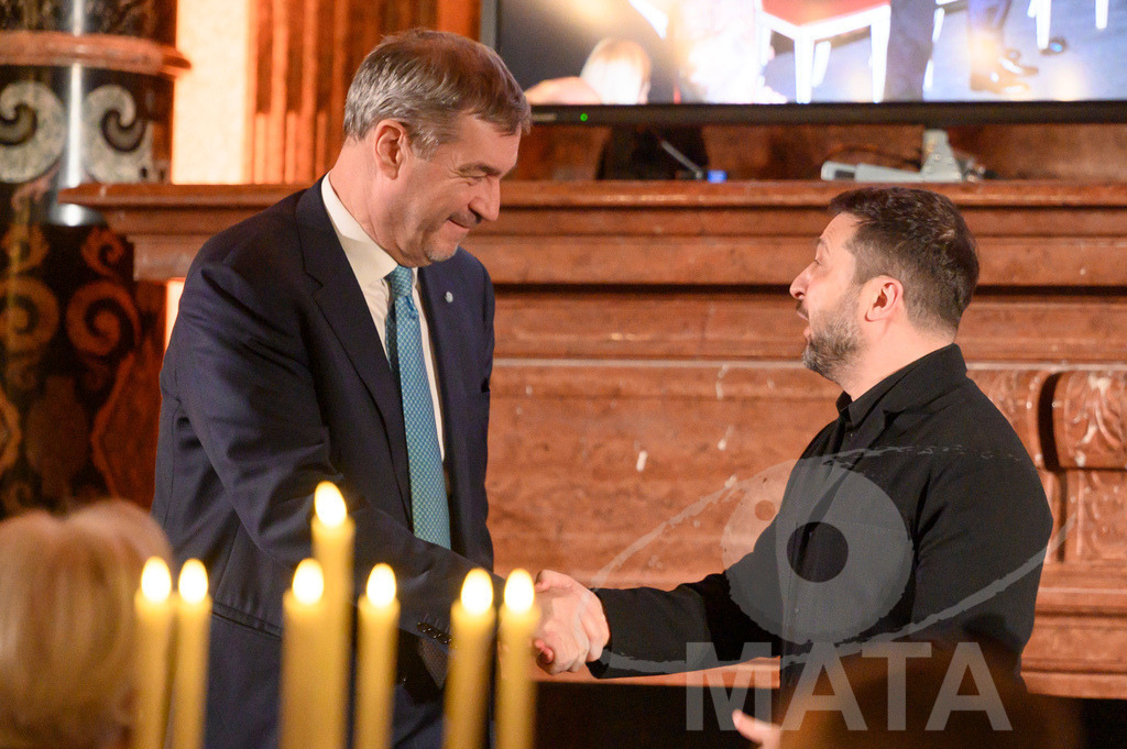 _DWI5545 | Politiker Wolodymyr Selenskyj, Präsident der Ukraine und Bayerns Ministerpräsident Markus Söder (CSU) in der Münchner Residenz bei der Verleihung des Ewald-von-Kleist-Preises. Der diesjährige Ewald-von-Kleist-Preis wird am Rande der Münchner Sicherheitskonferenz 2026 an das ukrainische Volk vergeben. München, 14.02.2026 Bayern Deutschland - Realized with Pictrs.com