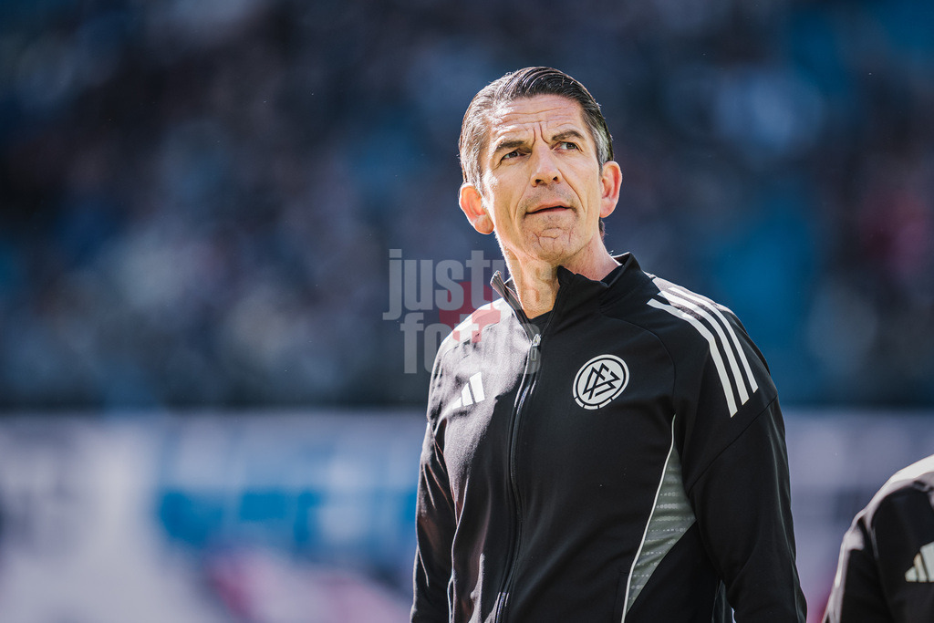 Fußball | Männer | Saison 2025/2026 | 1. Fußball-Bundesliga | 28. Spieltag | Hamburger SV vs. FC Augsburg | 04.04.2026 | Schiedsrichter Deniz Aytekin vor dem Spiel