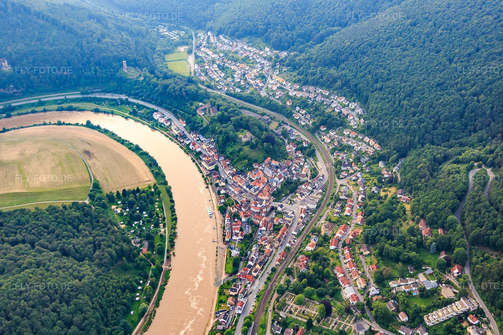 Luftbild: Dorfansicht am Neckarufer mit Vorderburg und Mittelburg in Neckarsteinach im Bundesland Hessen in Deutschland. Foto: IMG_089399.jpg vom 10.06.2016 durch Werner Riehm/FLY-FOTO.de