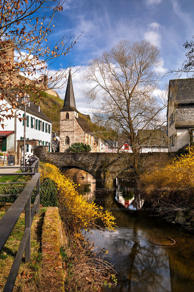 Monreal, Elzbach und Dreifaltigkeitskirche | Blick auf den Elzbach in Monreal, Eifel. Im Hindergrund sieht man die Dreifaltigkeitskirche - Realisiert mit Pictrs.com