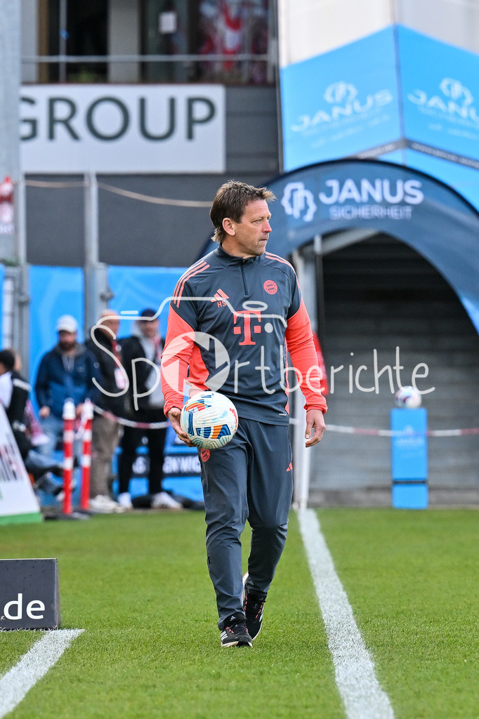 FC Würzburger Kickers - FC Bayern Amateure | WÜRZBURG, DEUTSCHLAND - 10. APRIL: im Bild Holger SEITZ Cheftrainer FC Bayern München II / Einzelfoto / Freisteller vor dem Match zwischen dem FC Würzburger Kickers und den Amateuren des FC Bayern München am 28. Spieltag der Regionalliga Bayern in der AKON Arena
