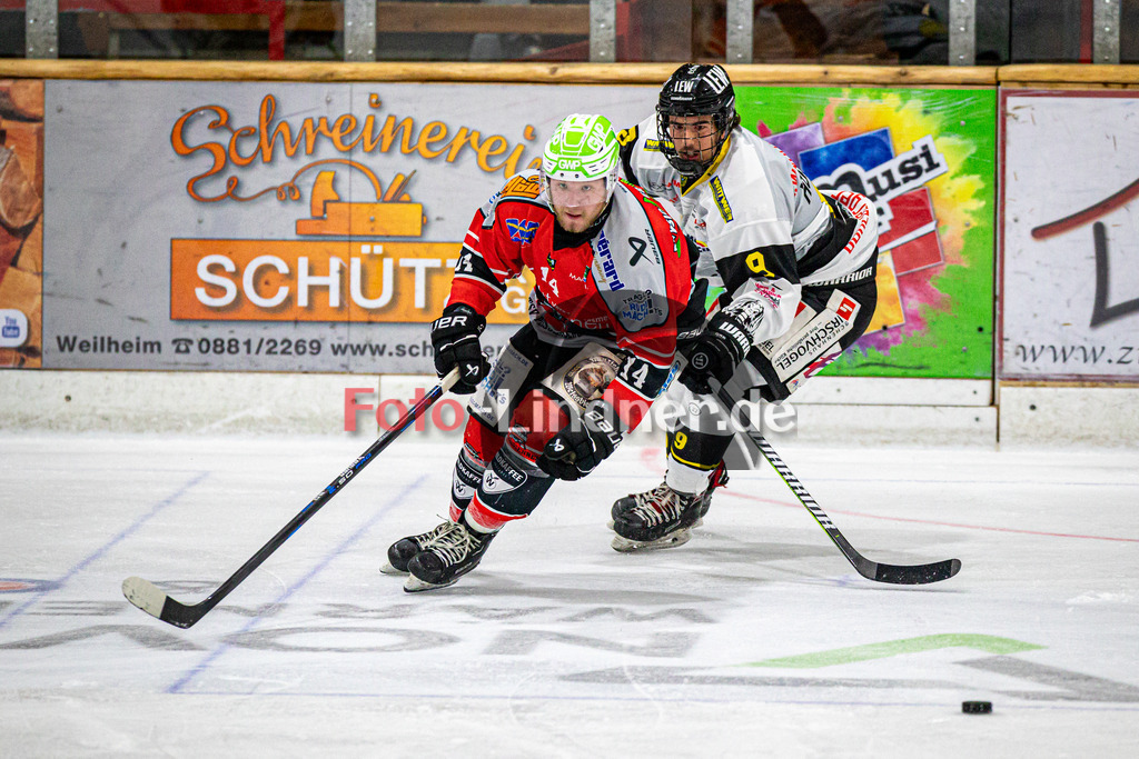 TSV Peißenberg MINERS gegen EA Schongau | Eishockey Bayernliga Herren Vorrunde 2024/25, TSV Peißenberg MINERS gegen EA Schongau, 20241031,Lukas ARTUS (MINERS 14) in Aktion,2024-10-31 in Peißenberg (Eisstadion Peißenberg)Lukas ARTUS (MINERS 14), Ferdinand HUMMEL (MAMMUTS 9)Copyright: WolfgangxLindner foto-lindner.de
