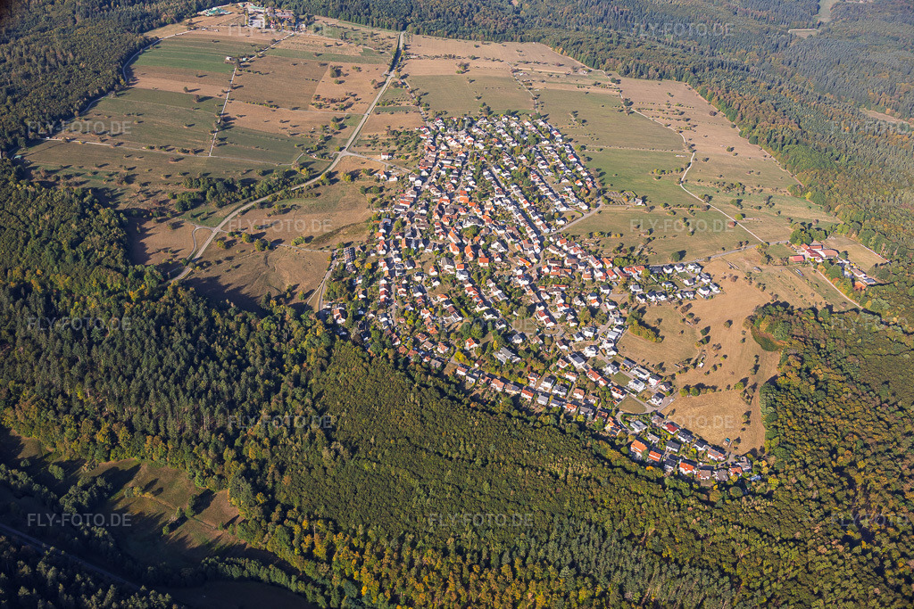 Luftbild: Ortsansicht von Osten im Ortsteil Burbach in Marxzell im Bundesland Baden-Württemberg in Deutschland. – Foto: IMG_159600.jpg vom 27.09.2026 durch Werner Riehm/FLY-FOTO.de – Auflösung des Originals: 6000 x 4000 px