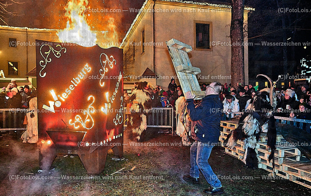 ALP9696_Wieselburger ADVENT_Wintersonnenwende_Perchtenlauf | (C)FotoLois.com, Alois Spandl, Wieselburger Advent, Wintersonnenwendfeier mit Umzug durch die Stadt, Sonnenwendfeuer und Perchtenlauf mit Show im Schlosspark, Mitwirkung der Partnergemeinde EINBECK, Sa 17. Dezmber 2022.